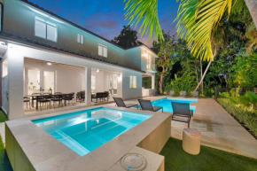 Lux Villa sleeps 18 guest with Pool Jacuzzi Billiards Basketball